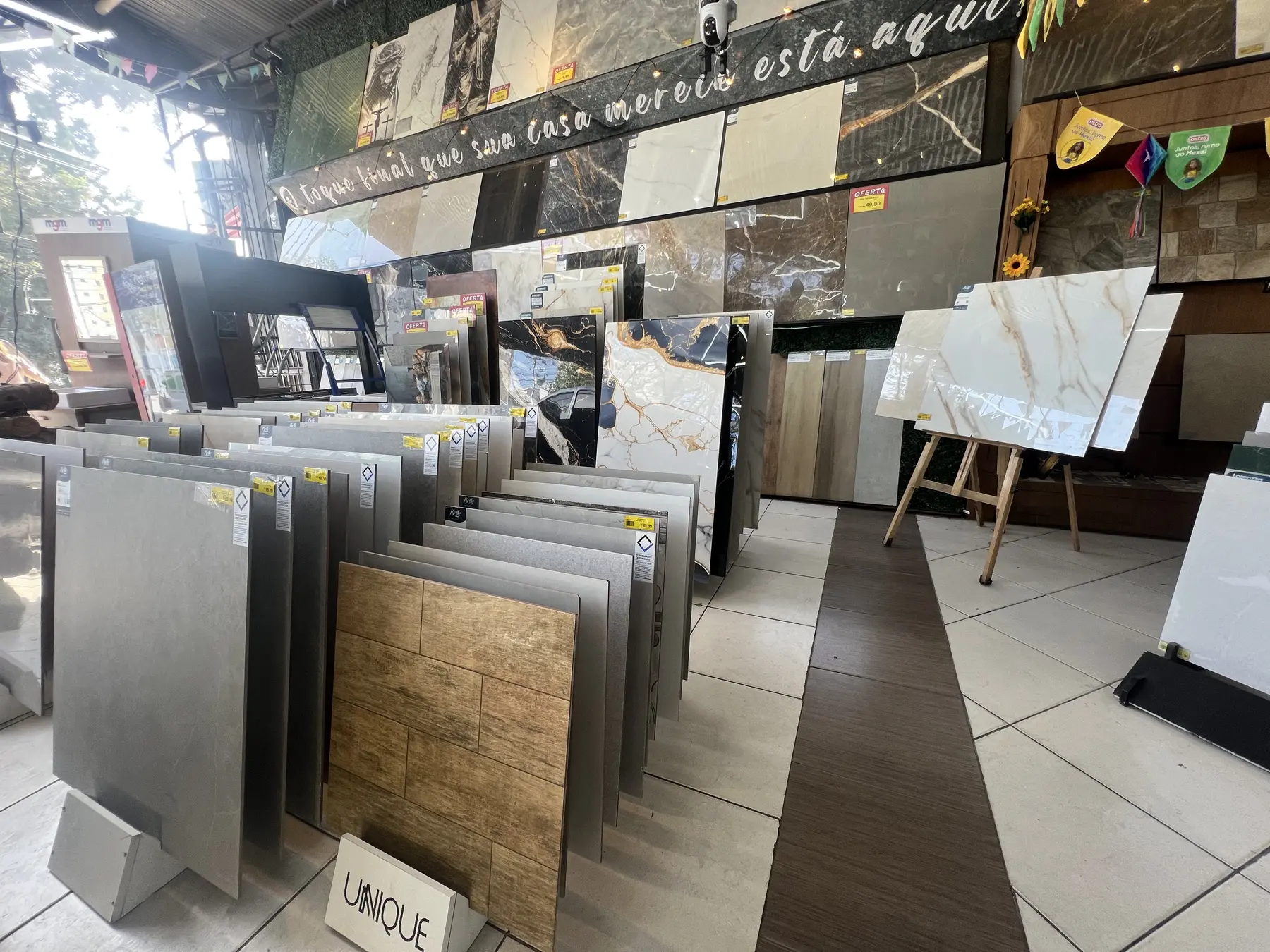Interior do showroom da Copparo com expositores iluminados